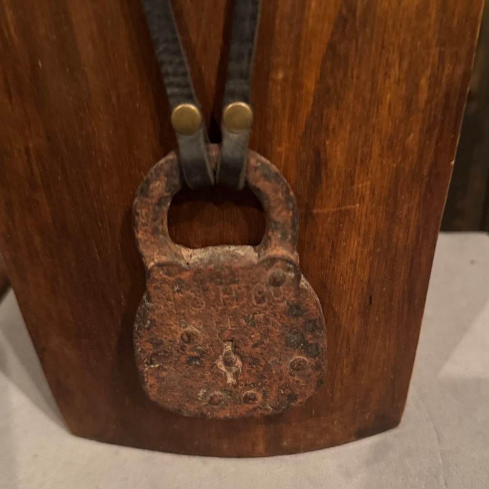 Rustic lock necklace - Picture 3 of 4